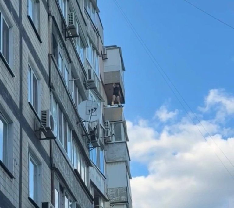 У Дніпрі на Березинці п’яний чоловік стояв на краю кондиціонера та зістрибнув. …
