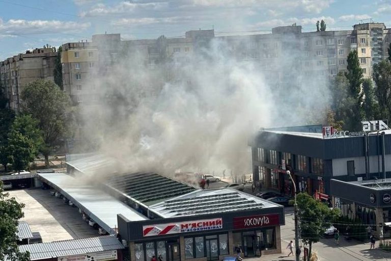 У Кам’янському горять торгові павільйони. Вогонь почався з кіоску з шаурмою, по…