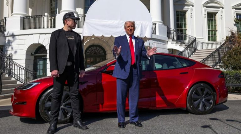 Трамп назвав власників електромобілів “божевільними” та заявив, що вони мають “…
