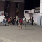 Ромалє ісполняють на ж/д вокзалі Дніпра. Звичайний двіж після заходу сонця Підпи…