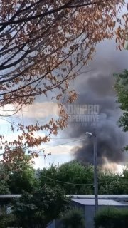 Серйозна пожежа на лівому березі Дніпра. Читачі повідомляють, що горить за «Проз…