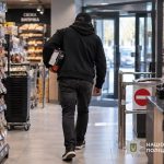 Майже 320 тисяч гривень збитків: на Дніпропетровщині сторож привласнював зарпла…