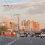 Збили кур’єра Glovo на з’їзді з нового мосту на правий берег. На місці була шви…