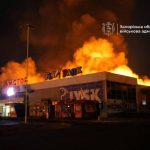 Російські війська повторно атакували торгівельний центр “Амстор” в Запоріжжі — в…