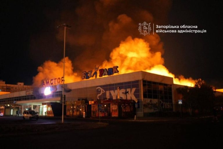 Російські війська повторно атакували торгівельний центр “Амстор” в Запоріжжі — в…