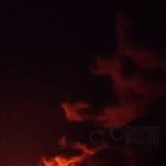 Після вибухів в одному з районів Дніпра видно величезний стовп вогню та диму Пі…