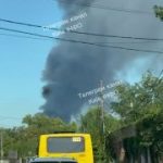 Видно стовп диму після вибухів на правому…ㅤНадсилайте новини в анонімний бот @no…