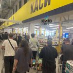 Сьогодні кияни масово скуповують продукти в «Метро» — на касах утворилися величе…