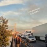 Сотні людей пішки переходять мости з правого на лівий берег.Киянам просто не ли…