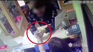 23-річний киянин під виглядом покупця пограбував два ломбардиЧоловік просив пока…