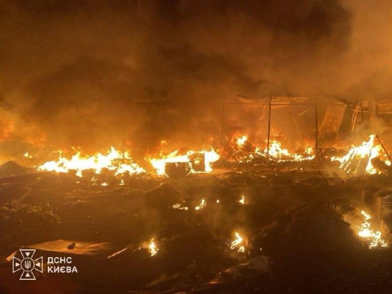Російські окупанти вночі атакували Київ балістикою, внаслідок ударів пошкоджені …