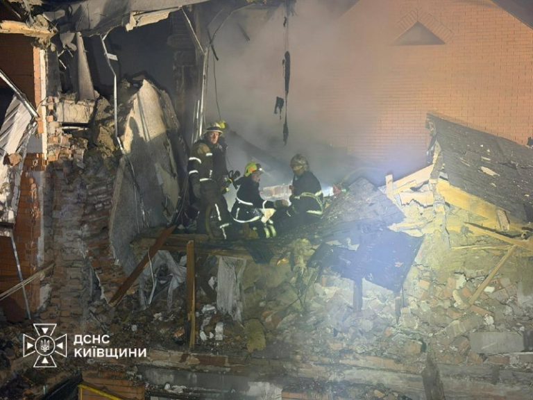 Росіяни ударом дрона зруйнували два таунхауси у Вишневому Київської області.”Поп…