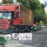 Серйозна аварія на Криворізькій. Легковик зіштовхнувся з вантажівкою. Від удару…