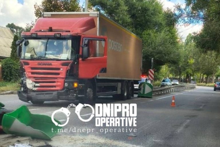 Серйозна аварія на Криворізькій. Легковик зіштовхнувся з вантажівкою. Від удару…