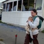 Ось так мати з дитиною дивляться на наслідки ранкового обстрілу. На момент атаки…