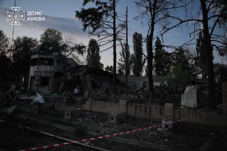 Внаслідок нічної атаки у Києві загинули шестеро працівників «Укрзалізниці»Під у…