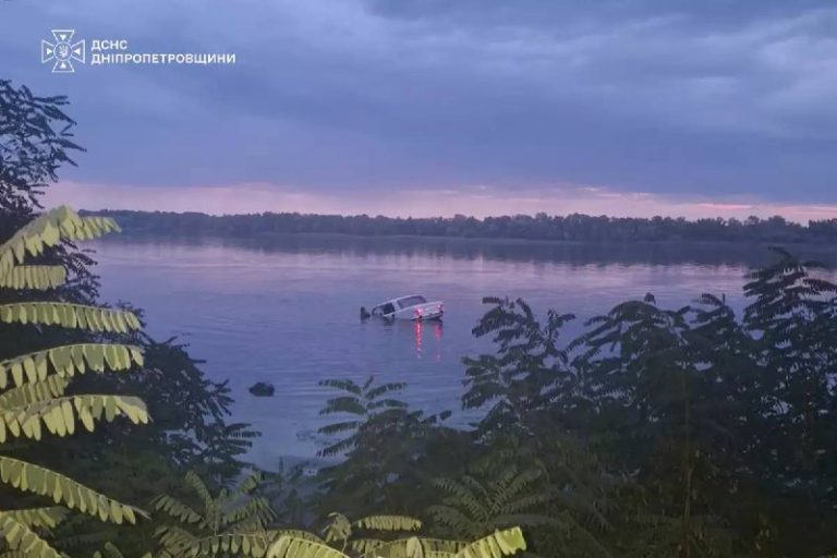 У Дніпрі автомобіль із водієм скотився в річку — чоловік загинув. Увечері побли…