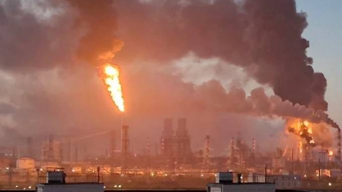 Після атаки безпілотників горить московський нафтопереробний завод, який знаходи…