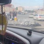 Біля Озерки збили курʼєра «Glovo». Чоловік лежить на дорозі, в якому він стані …