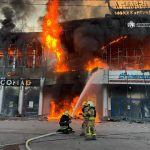 Рятувальники приборкують пожежу у ТЦ Дніпра.Підписатись  Instagram Надіслати нов…