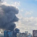 У Києві триває атака російських безпілотників — дрон упав на магазин у Соломʼянс…