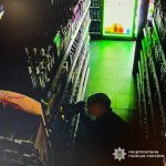 У Самарі 45-річний чоловік двічі обікрав магазини. Уночі він розбивав вікна та …